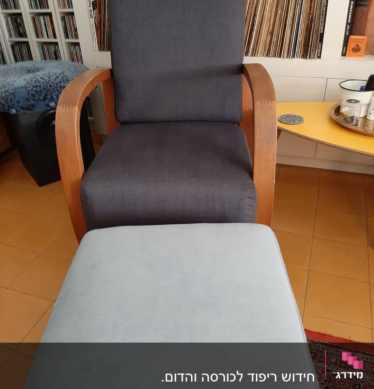 כורסה מרופדת עם הדום מרופד תואם